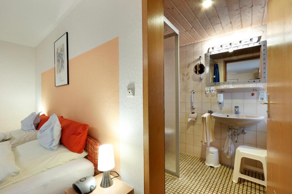 Hotel Pension Stern Бад Бухау Стая снимка